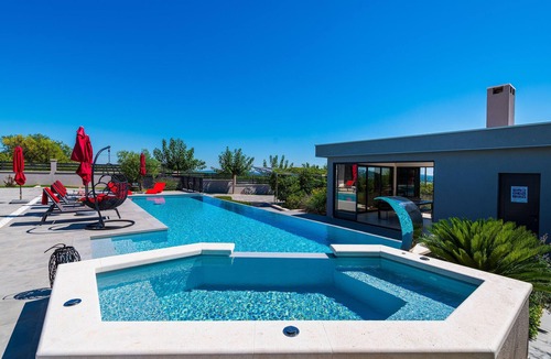 Tinj House | Gorgeous home in Tinj