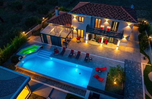 Tinj House | Gorgeous home in Tinj