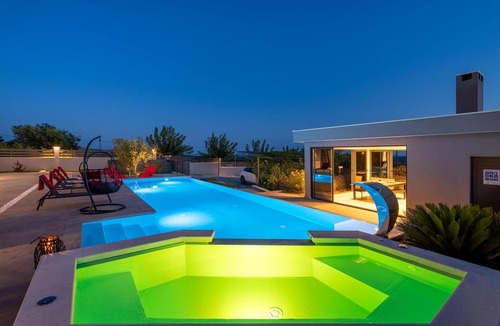 Tinj House | Gorgeous home in Tinj