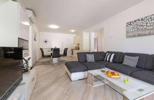 Valica House | Gorgeous home in Umag