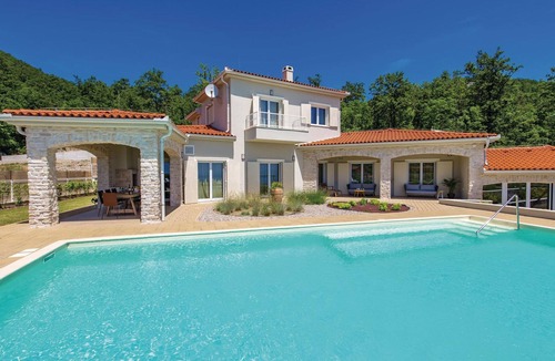 Veprinac House | Gorgeous home in Veprinac with sauna