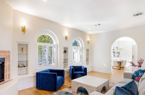 The Hills House | Gorgeous Home - Private Pool & New Kitchen - Free WiFi, Washer/Dryer, Central AC