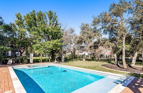 The Hills House | Gorgeous Home - Private Pool & New Kitchen - Free WiFi, Washer/Dryer, Central AC