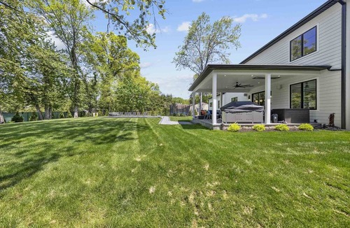 Closter House | Gorgeous Home with pool, jacuzzi, sauna and cold plunge perfect for Worldcup