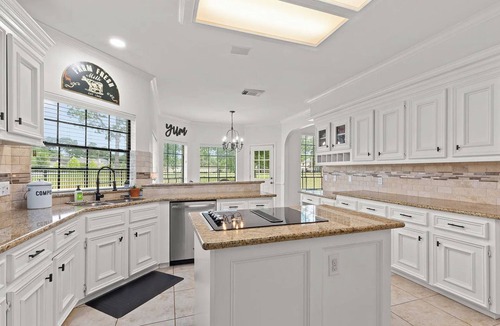 Atascocita House | Gorgeous House on Golf Course with AC, WiFi, High Ceilings, Big Windows