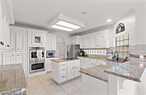 Atascocita House | Gorgeous House on Golf Course with AC, WiFi, High Ceilings, Big Windows