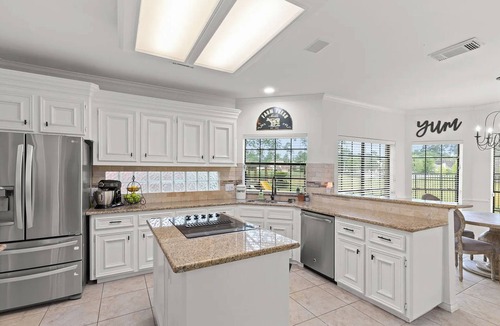 Atascocita House | Gorgeous House on Golf Course with AC, WiFi, High Ceilings, Big Windows