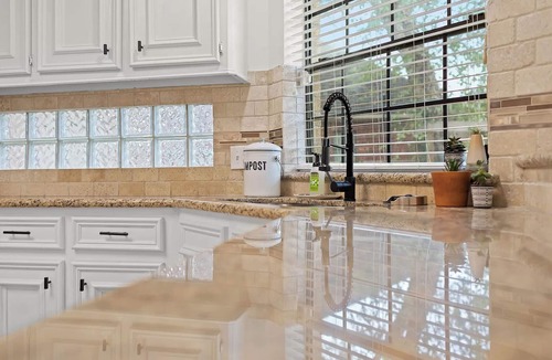 Atascocita House | Gorgeous House on Golf Course with AC, WiFi, High Ceilings, Big Windows