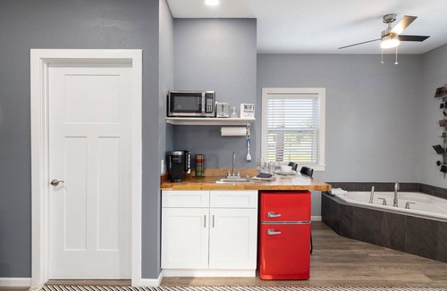 Branson Condo | Gorgeous Huge Studio Condo with In Room Jacuzzi Tub