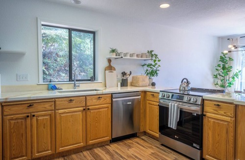 Hoodsport Cottage | Gorgeous Lake View! HotTub & FirePit & Lake access & King beds