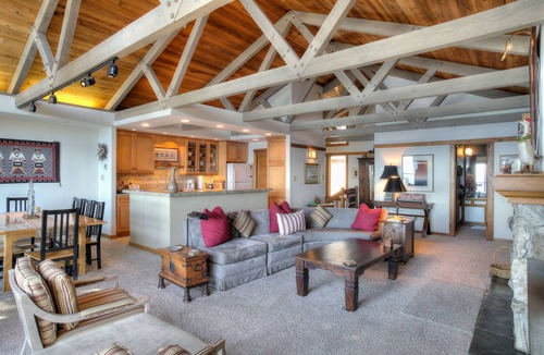 Crystal Bay Condo | Gorgeous Lakefront Condo! (LT27)