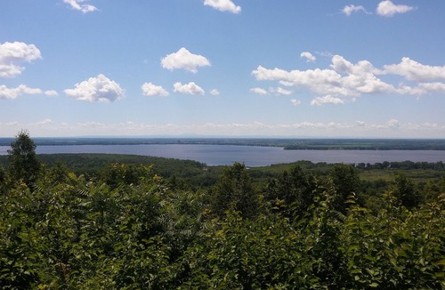 Oka Apartment | Gorgeous Lakefront 1 Bedroom Country House appartement Near Montreal