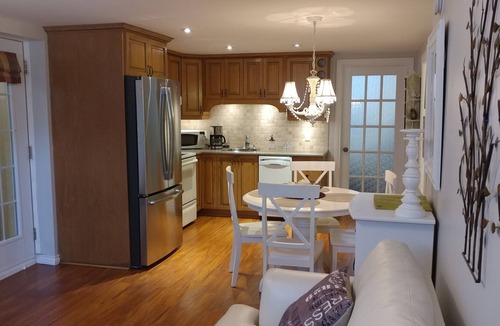 Oka Apartment | Gorgeous Lakefront 1 Bedroom Country House appartement Near Montreal