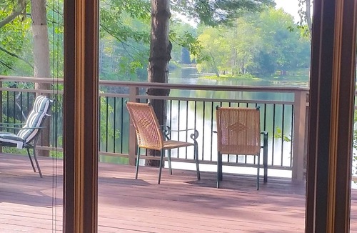 Ludlow House | GORGEOUS LAKEFRONT - Autumn Splendor - Private Setting - 5 Mins to Okemo!