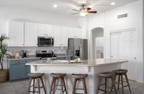 Chandler House | Gorgeous Lakefront Paradise w Pool & Views