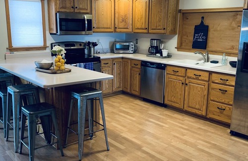 Nashua House | Gorgeous Lakehouse with Finished Barn - Sleeps 20+