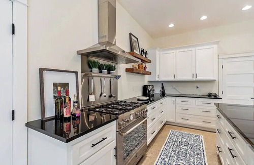 Ashland House | Gorgeous Lakeside BarnHOUSE + SAUNA!