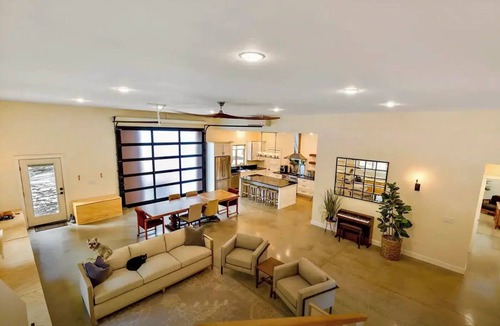 Ashland House | Gorgeous Lakeside BarnHOUSE + SAUNA!