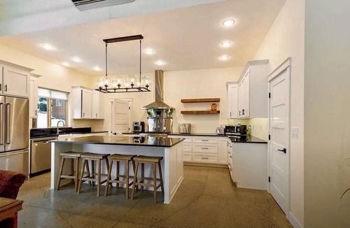 Ashland House | Gorgeous Lakeside BarnHOUSE + SAUNA!