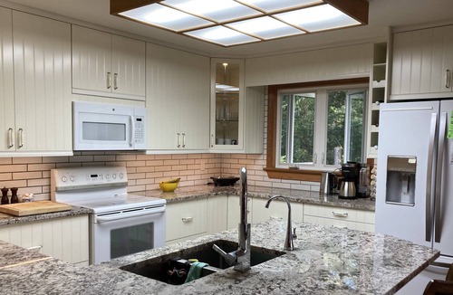 Dysart et al Cottage | Gorgeous lakeside cottage – every amenity in pristine setting