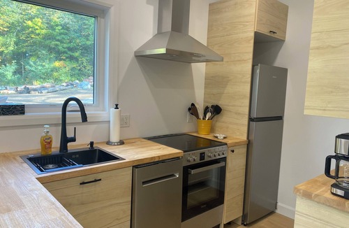 Seeleys Bay Cottage | Gorgeous lakeside 2-bedroom cottage in Seeley's Bay perfect for relaxing getaway