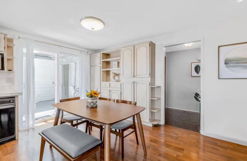 Bryn Mawr-Skyway House | Gorgeous Lakeview 3b2b Upper Unit w/AC