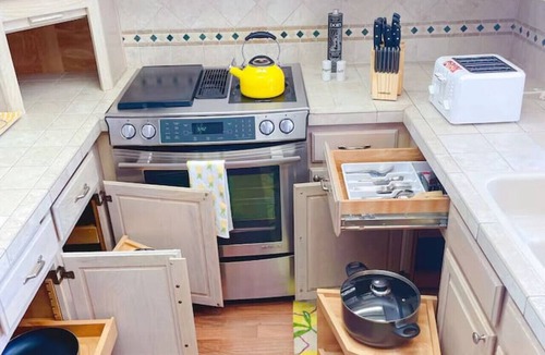 Bryn Mawr-Skyway House | Gorgeous Lakeview 3b2b Upper Unit w/AC