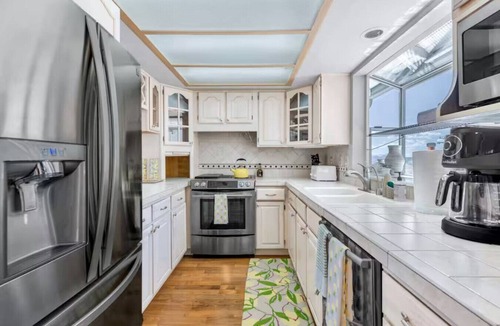 Bryn Mawr-Skyway House | Gorgeous Lakeview 3b2b Upper Unit w/AC