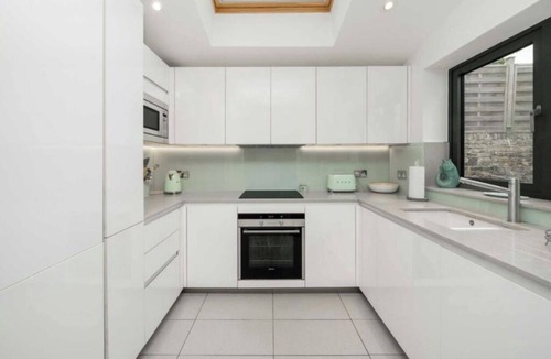 Kilburn Apartment | GORGEOUS, LARGE 3 BED, GARDEN FLAT,