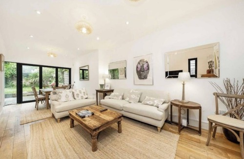 Kilburn Apartment | GORGEOUS, LARGE 3 BED, GARDEN FLAT,