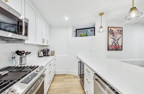 Lincoln Park Condo | Gorgeous Lincoln Park apartment with 4 bed, 2.5 b, luxurious gourmet kitchen.