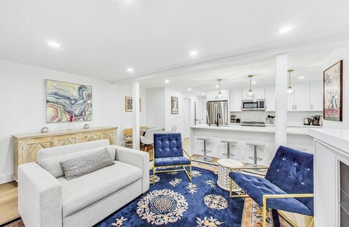 Lincoln Park Condo | Gorgeous Lincoln Park apartment with 4 bed, 2.5 b, luxurious gourmet kitchen.