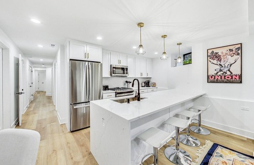 Lincoln Park Condo | Gorgeous Lincoln Park apartment with 4 bed, 2.5 b, luxurious gourmet kitchen.