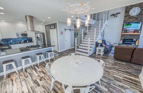 San Leon House | Gorgeous Lodge w/Heated Pool + Pier