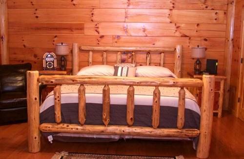 Dobson Cabin | Gorgeous Log Cabin - Mt. Airy - Blue Ridge Mountain Views - Retreats & Reunions