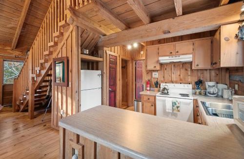 Vesta House | Gorgeous Log Cabin - Wineries, Dan River, Hiking