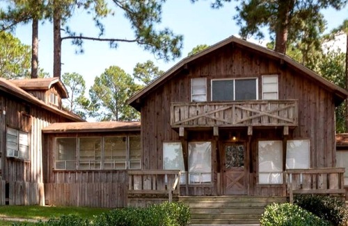 Woden House | Gorgeous Log Cabin Rental near Nacogdoches for a Texas Family Vacation