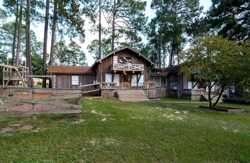 Woden House | Gorgeous Log Cabin Rental near Nacogdoches for a Texas Family Vacation
