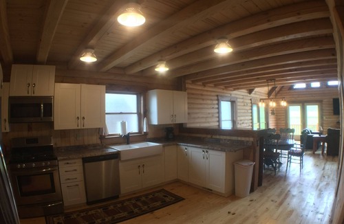 Fairfield House | Gorgeous Log Home-Sleeps 12!
