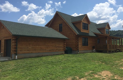 Fairfield House | Gorgeous Log Home-Sleeps 12!