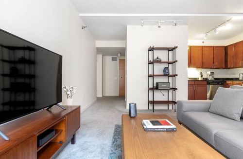 Downtown Chicago Apartment | Gorgeous Loop 1BR w/Pool, Gym, nr. Financial District, by Blueground
