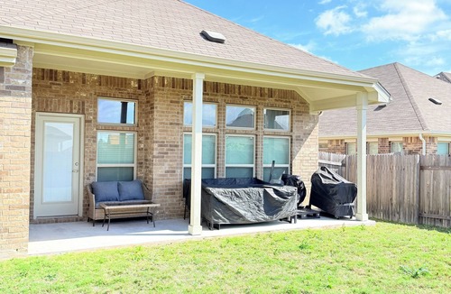 Hutto House | Gorgeous Luxury 3-bedroom house with Game-room & Covered Patio in Hutto