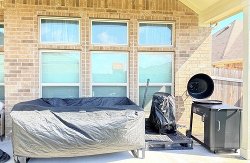 Hutto House | Gorgeous Luxury 3-bedroom house with Game-room & Covered Patio in Hutto