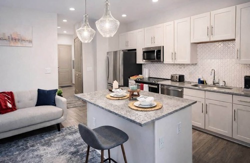Las Colinas Apartment | Gorgeous Luxury Lake View Suite | Gym & Pool