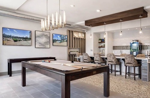 Las Colinas Apartment | Gorgeous Luxury Lake View Suite | Gym & Pool