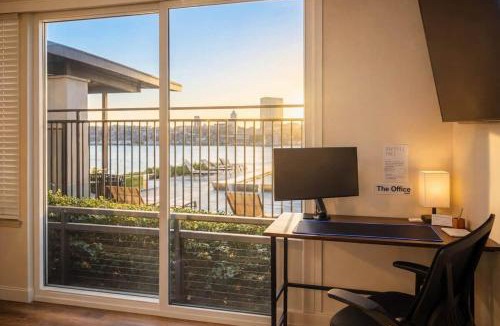 Las Colinas Apartment | Gorgeous Luxury Lake View Suite | Gym & Pool
