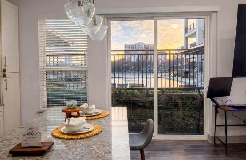 Las Colinas Apartment | Gorgeous Luxury Lake View Suite | Gym & Pool