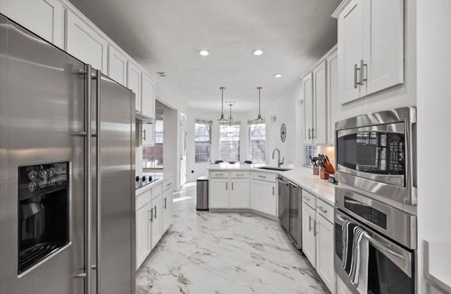 Plano House | Gorgeous Mansion with Pool & Cinema Room,Sleeps 13