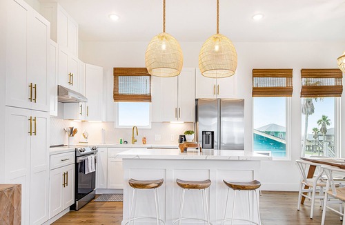 San Luis House | Gorgeous & Modern 3BR | Steps to the Beach | Large Deck | Modern