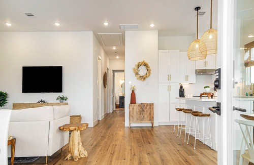 San Luis House | Gorgeous & Modern 3BR | Steps to the Beach | Large Deck | Modern